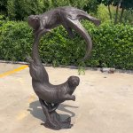 statua di lontra per giardino
