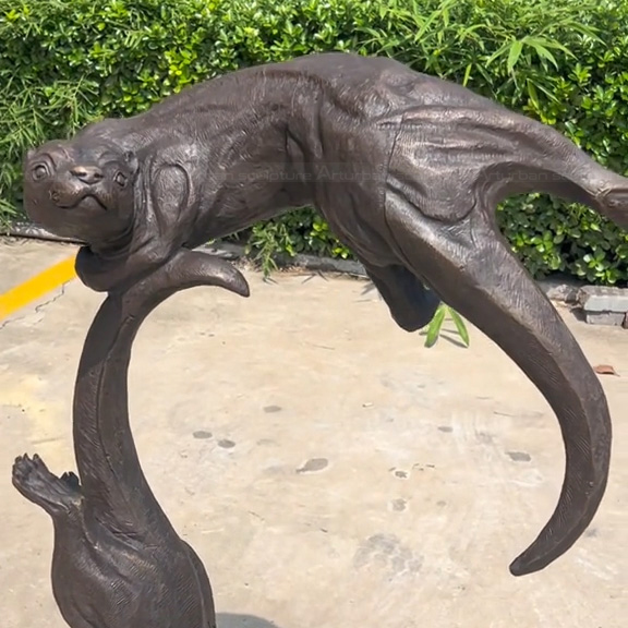 Statua di lontra per giardino
