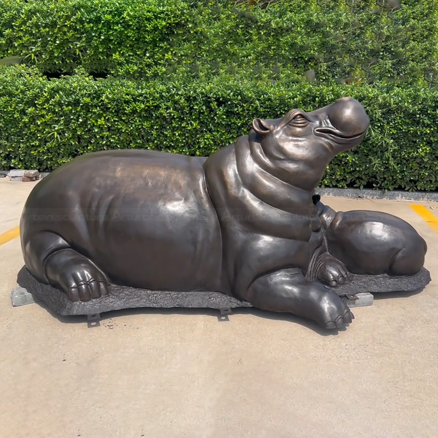 estatua de hipopótamo de bronce