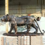 lebensgroße Bronzetigerskulptur