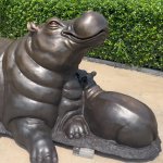estatua de hipopótamo de bronce