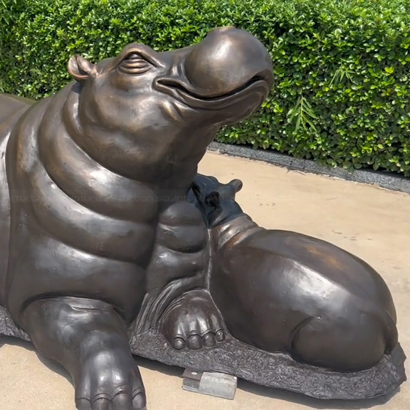 estatua de hipopótamo de bronce