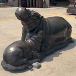 estatua de hipopótamo de bronce