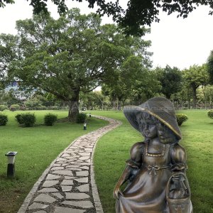 Statue de la Fille de la Cloche avec Panier