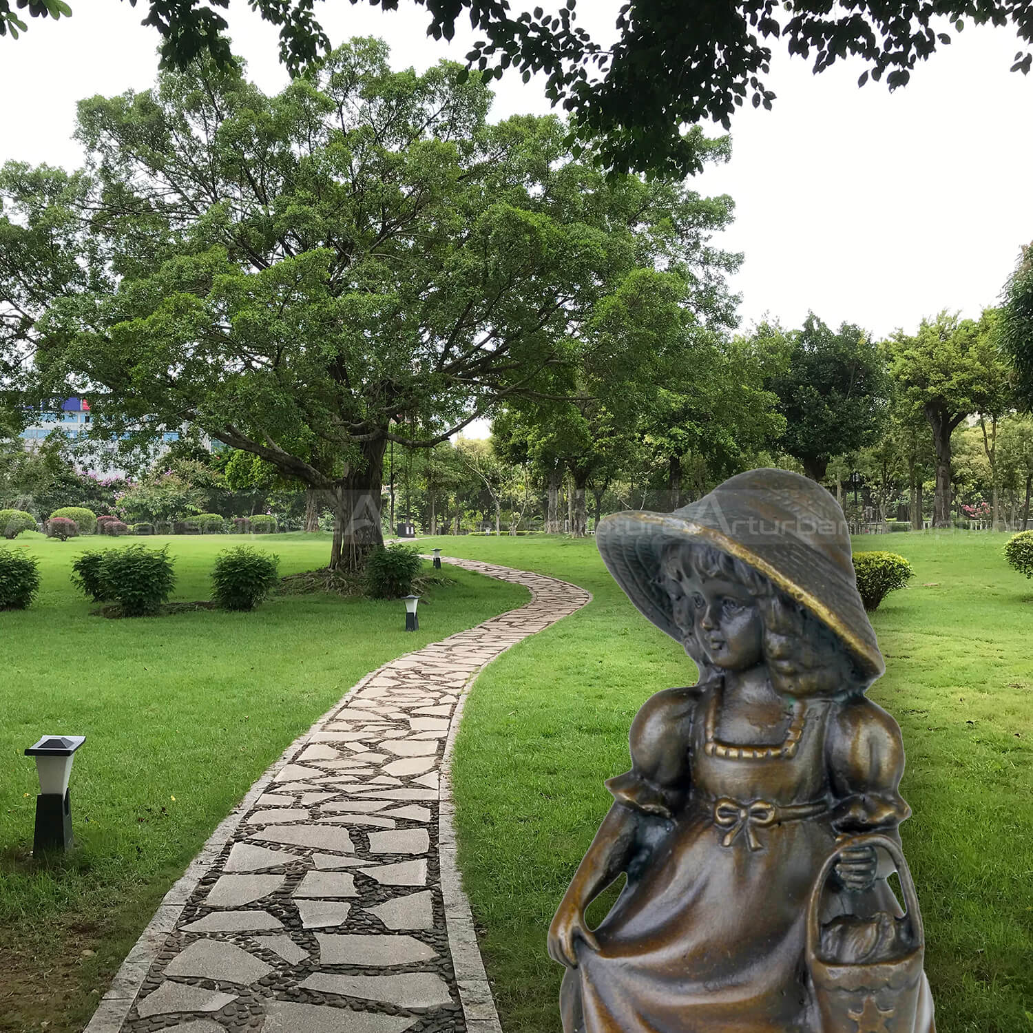 Glockenmädchen mit Korb-Statuen