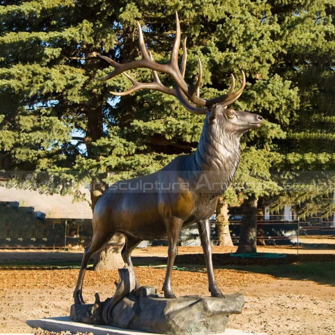 Statue de renne en bronze