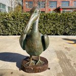 Metall-Pelikan-Statue