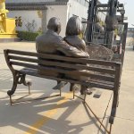 Statue eines Paares auf einer Bank sitzend
