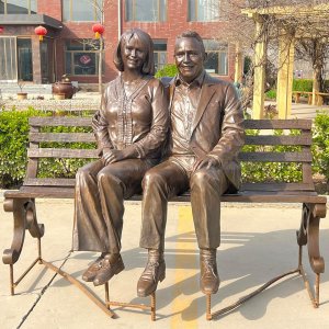 Estatua de Pareja Mayor Sentada en Banco