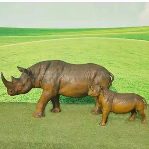 Dreirhino-Statue