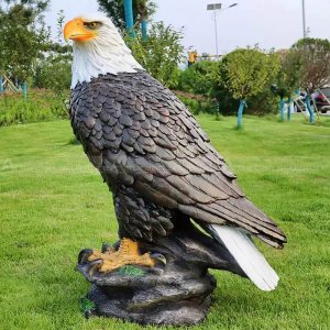 Estatua al aire libre de águila calva