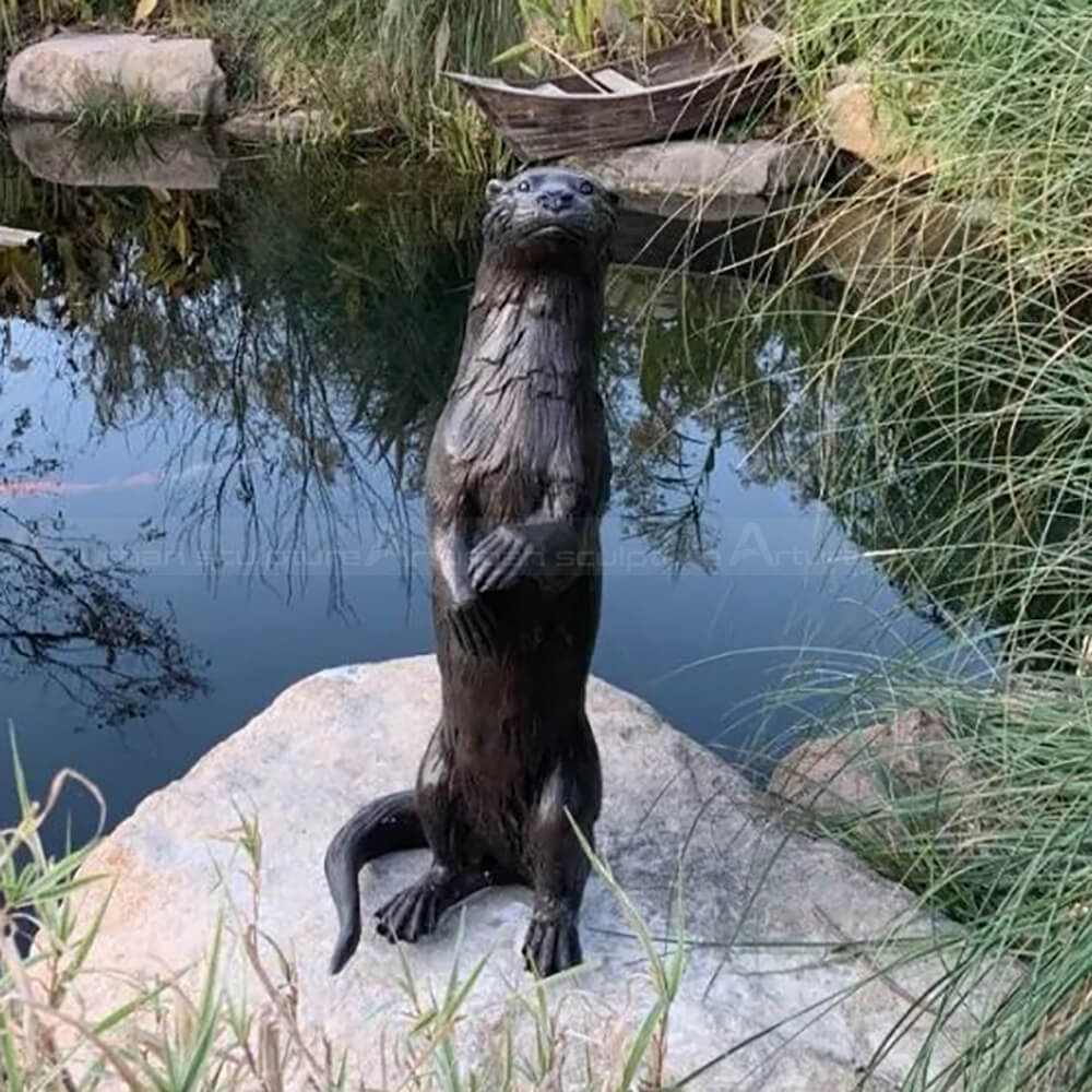 estátua de lontra de bronze