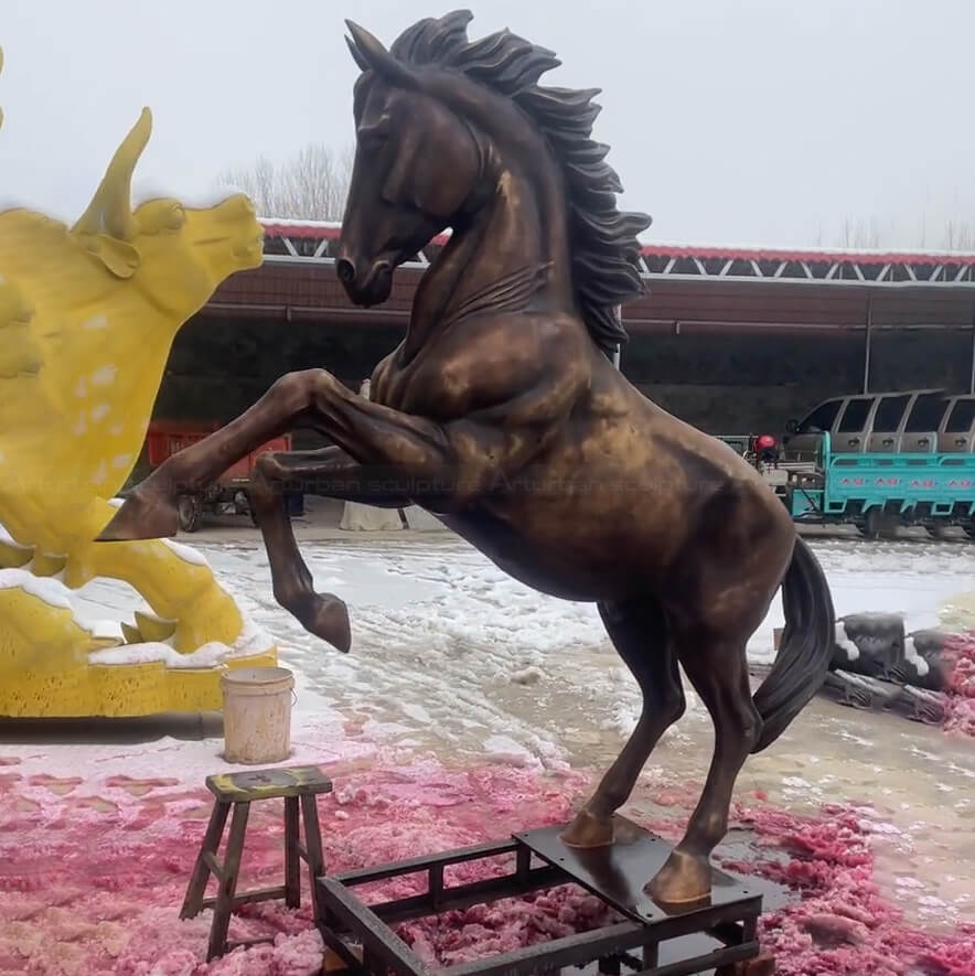 Statua di cavallo in rame antico