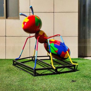 Ornement de jardin en forme de fourmi