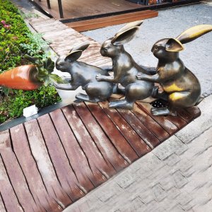 Escultura de Coelho em Bronze, Estatua do Coelho Trabalho em Equipe