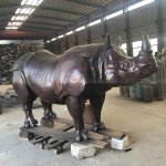 Sculpture de rhinocéros en bronze, art moderne