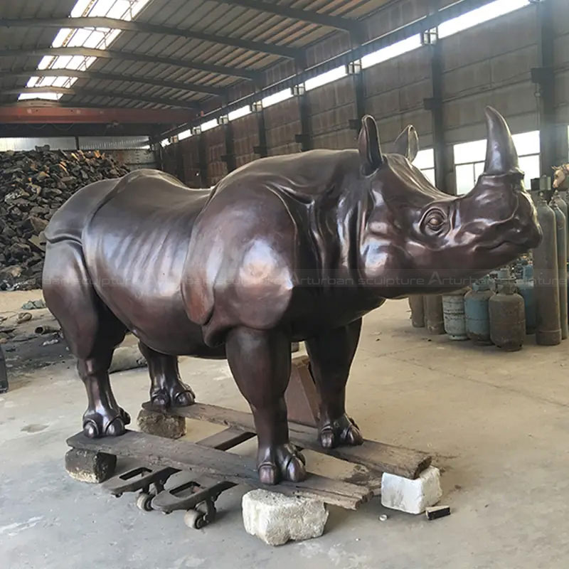 Sculpture de rhinocéros en bronze, art moderne