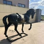Escultura decorativa de caballo