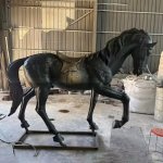 Escultura decorativa de caballo