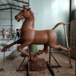 Adorno de césped de caballo
