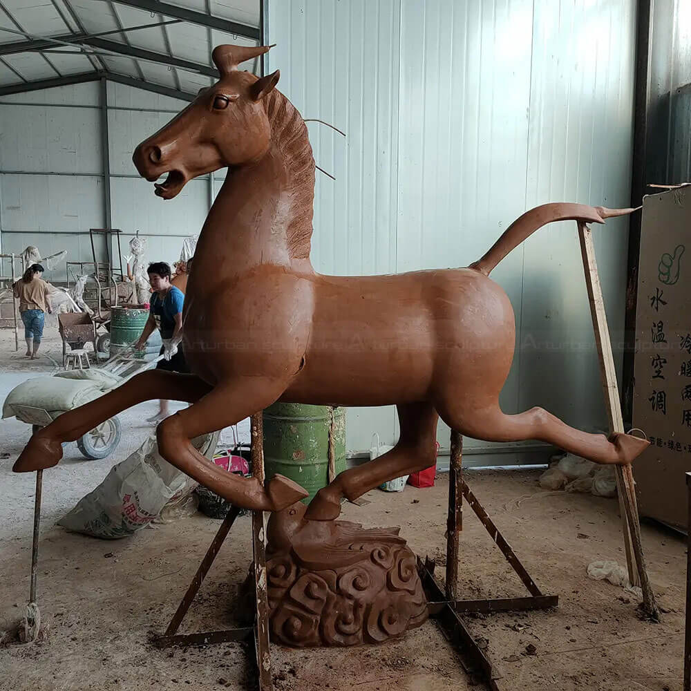 Adorno de césped de caballo
