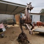 Adorno de césped de caballo
