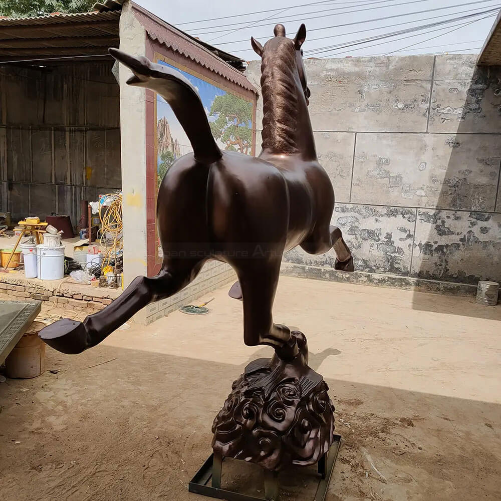 Adorno de césped de caballo