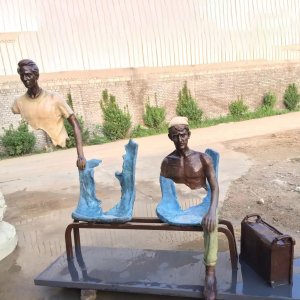 Die Reisender Bronze Statue