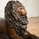 Statua di leone sdraiato