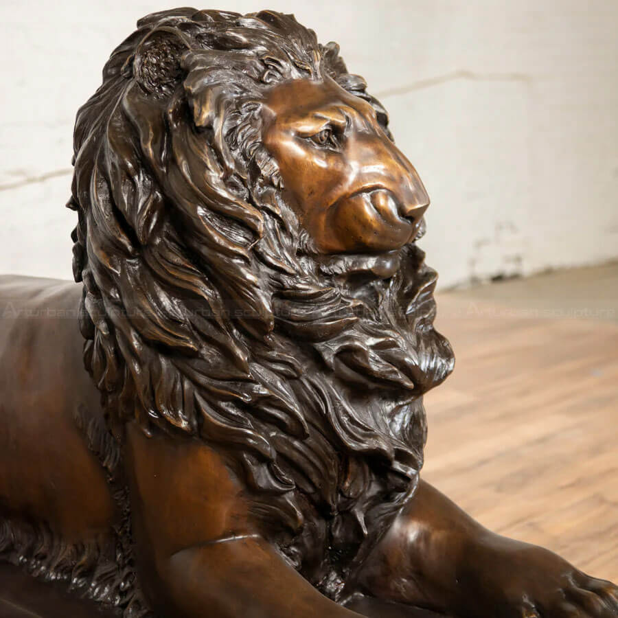 Statua di leone sdraiato