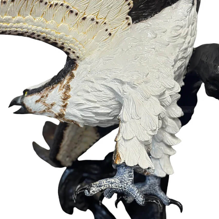 Scultura di Falco Pescatore in volo
