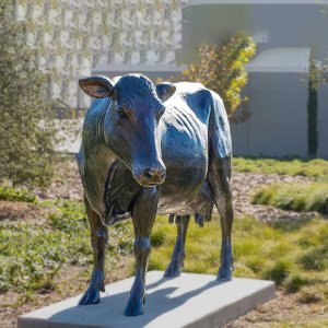 Statue de vache debout