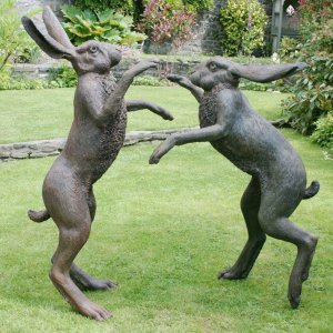 Escultura de Bronce de Liebres Boxeadoras