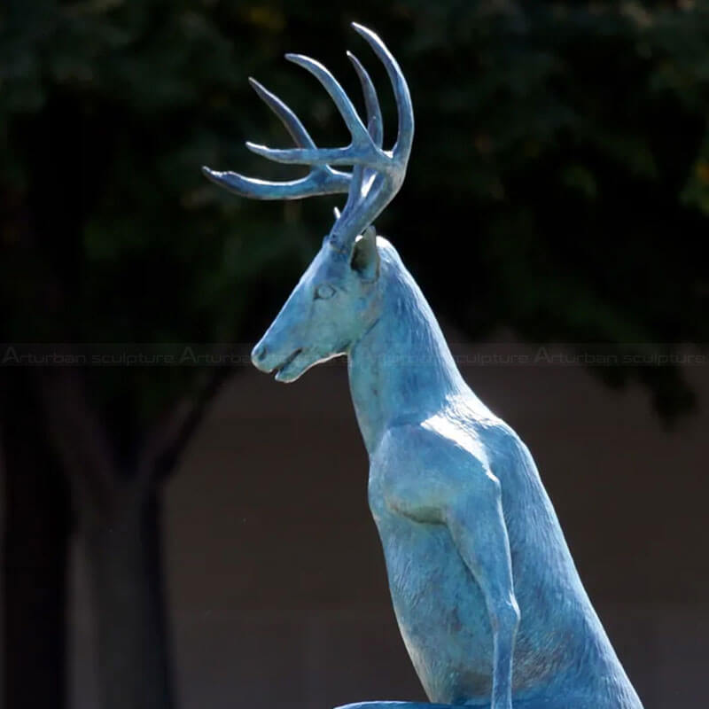 Statue d'homme-cerf