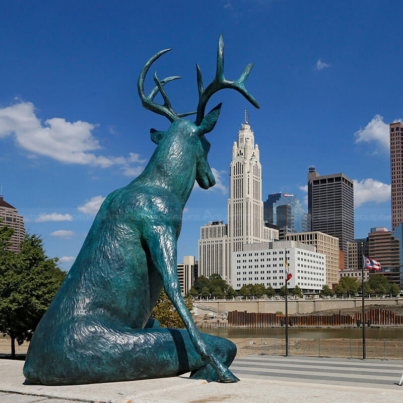 Statue d'homme-cerf