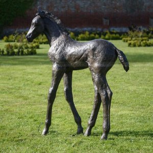 Statua di Puledro che Cammina
