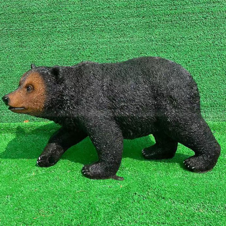 Statua di orso nero a grandezza naturale