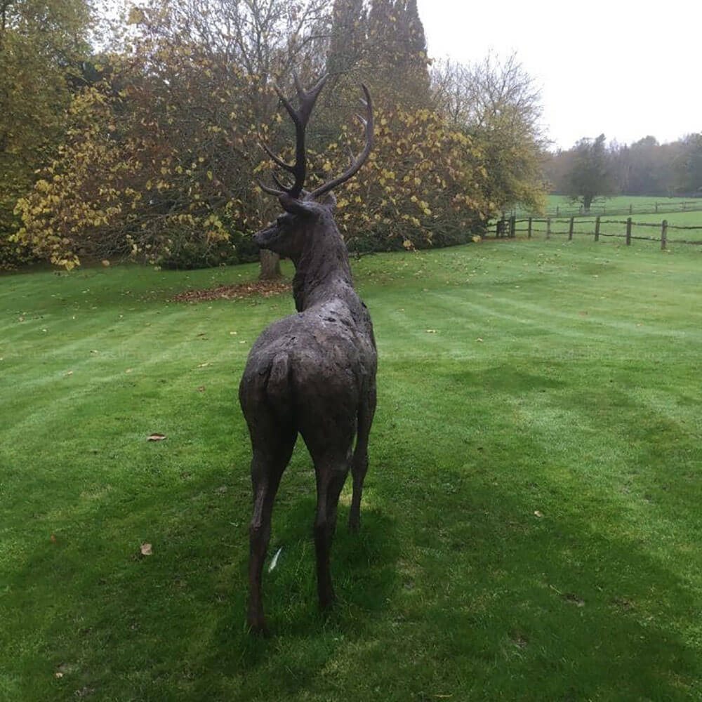 Statue extérieure de cerf