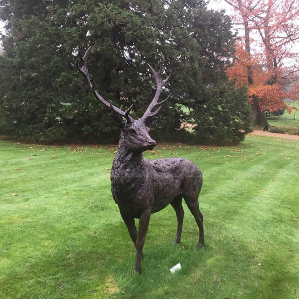 Statue extérieure de cerf