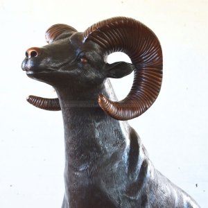 Widder-Bronzestatue