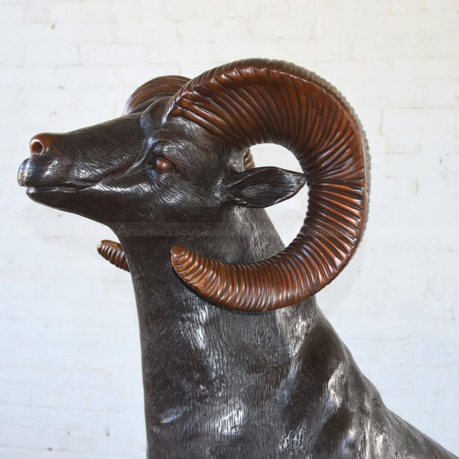 Bronzestatue eines Widderns
