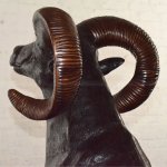 Bronzestatue eines Widderns