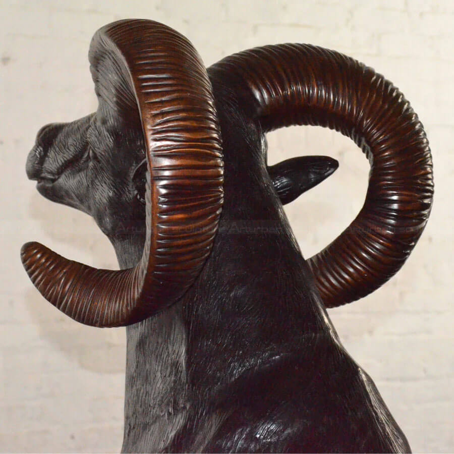 Bronzestatue eines Widderns