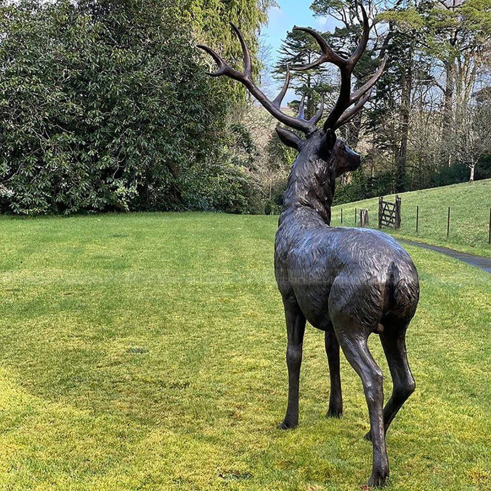 Statue de cerf grandeur nature
