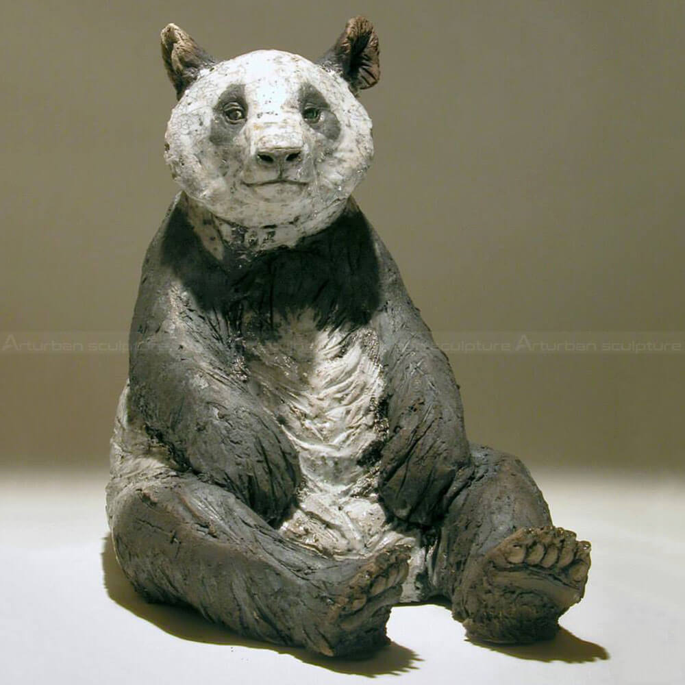 Scultura di orso panda