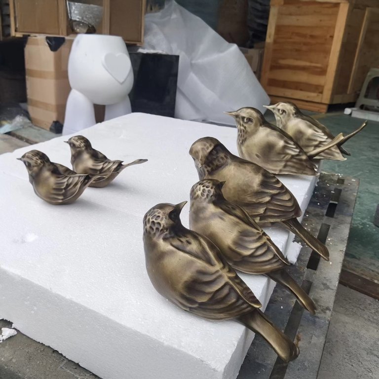 Piccole sculture di uccelli in bronzo