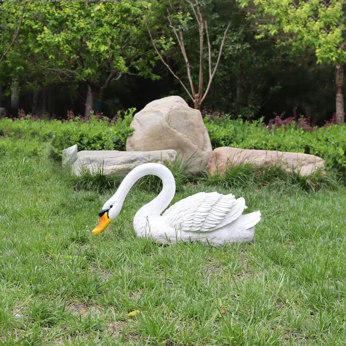 adorno de jardín cisne
