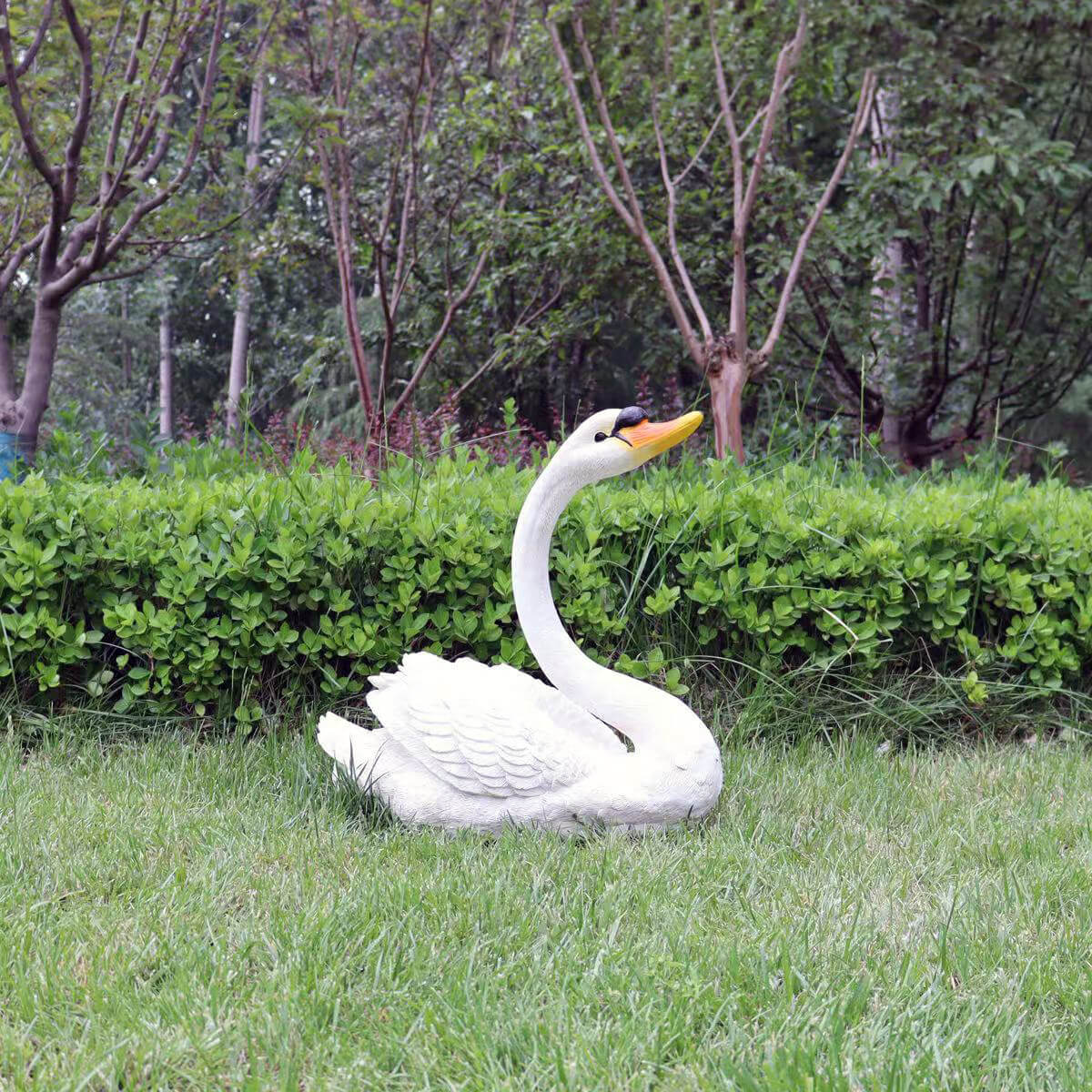 adorno de jardín cisne