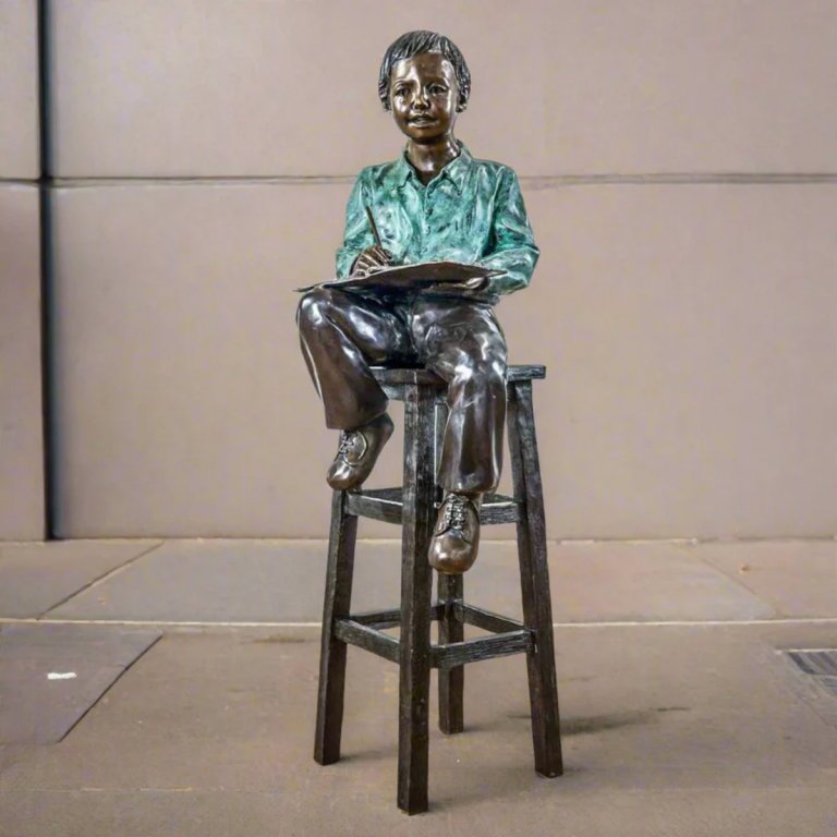 Lernender Junge – Statue
