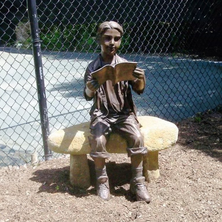 Statue eines jungen Lesers